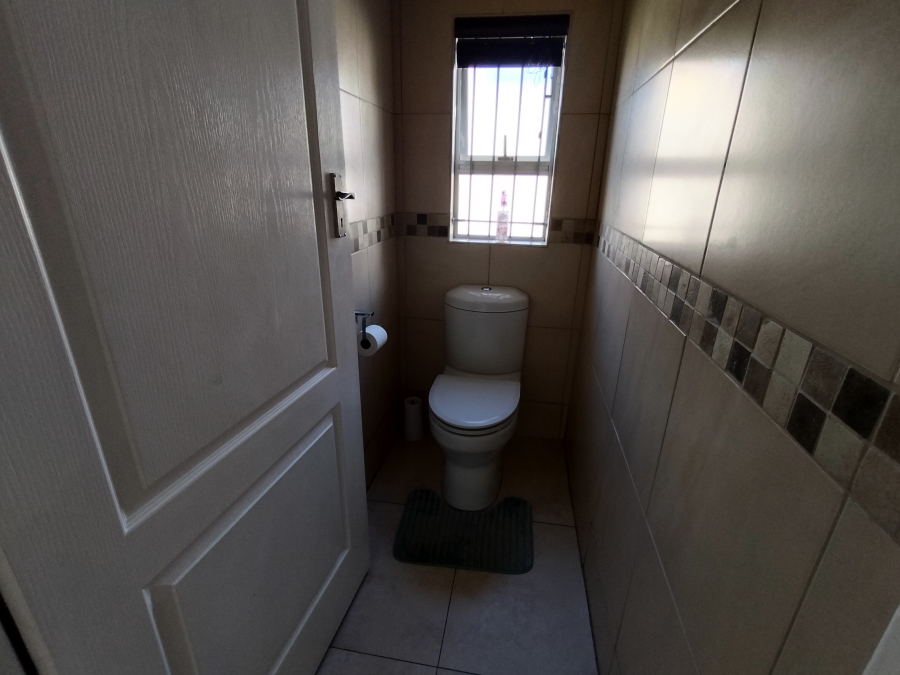 To Let 4 Bedroom Property for Rent in Brandwag Western Cape